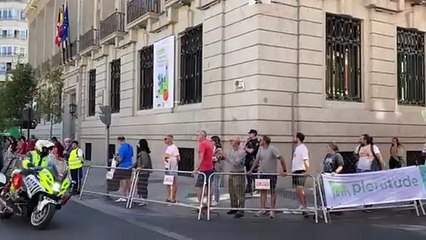 La crono transcurre con normalidad con protestas pacíficas