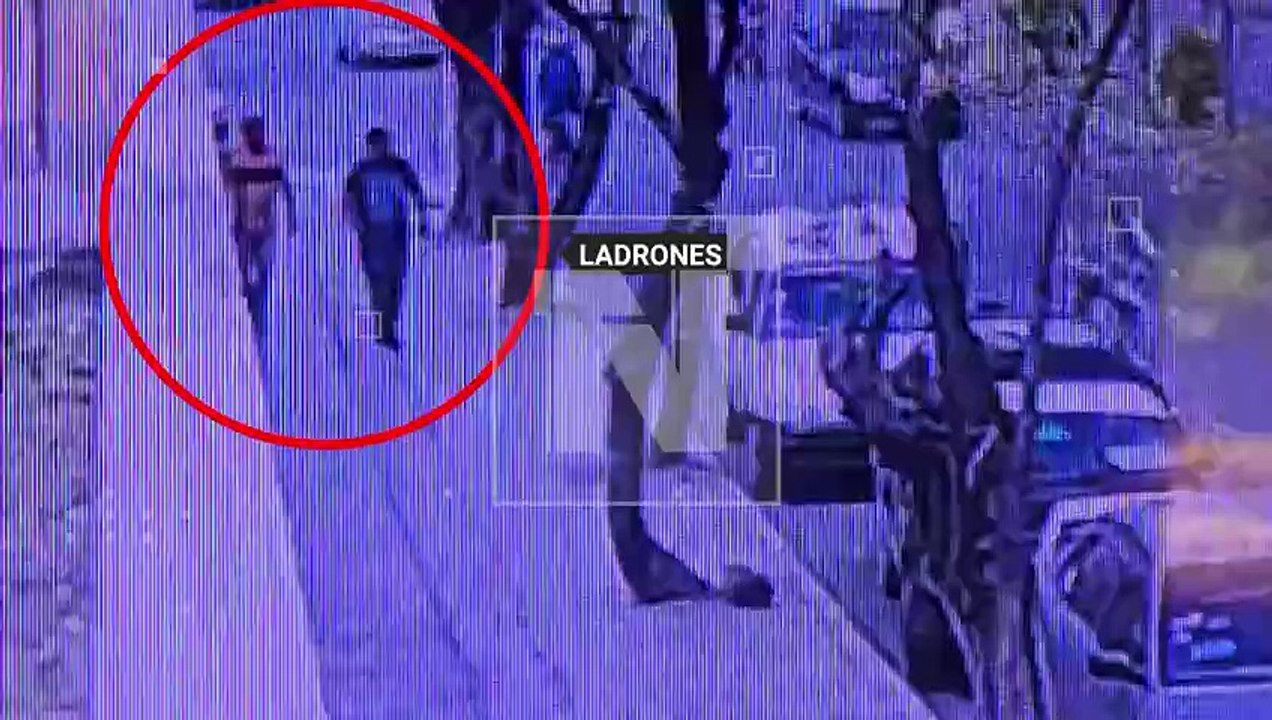 En minutos robaron tres baterías y un vehículo en pleno centro: cámaras captan a los delincuentes en acción