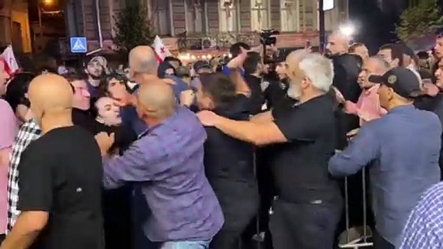 Scontri a Tbilisi: sostenitori del partito al potere attaccano manifestazione dell'opposizione