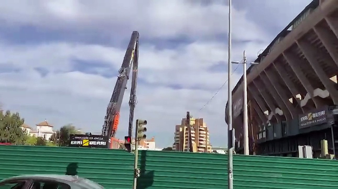 Derribo de la escalera de Gol Sur del Villamarín