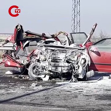 Niğde'de feci kaza... Otomobil, TIR'a çarptı: Ölü ve yaralılar var!