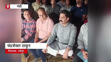 विधायक बोले बस बहुत हुआ, हाईवे किनारे रात को खाट बिछा कर धरने पर बैठे, अनशन का किया ऐलान