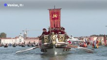 Des gondoles et bateaux célèbrent la régate historique de Venise