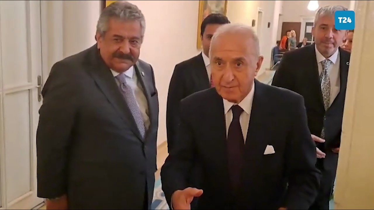 Eski CHP Genel Başkanı Hikmet Çetin, MHP Hukuk ve Seçim İşlerinden Sorumlu Genel Başkan Yardımcısı Feti Yıldız ile görüşüyor