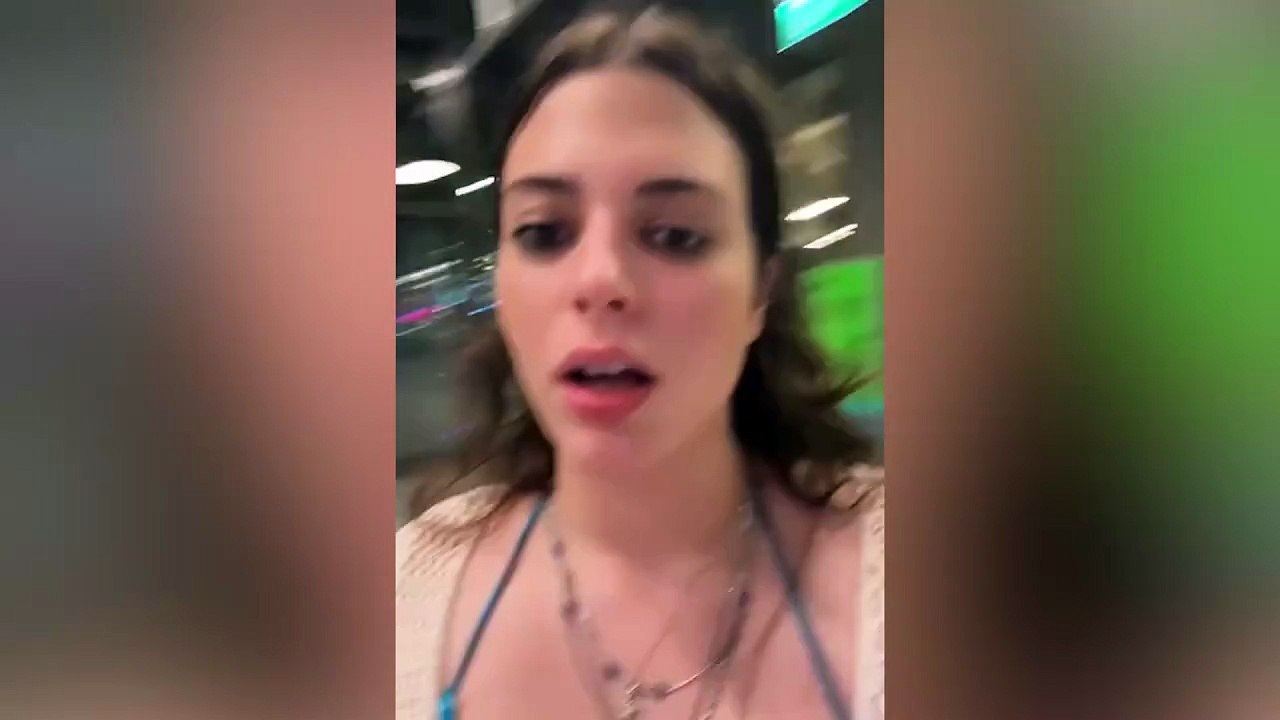 Derin Talu havalimanına bikiniyle geldi