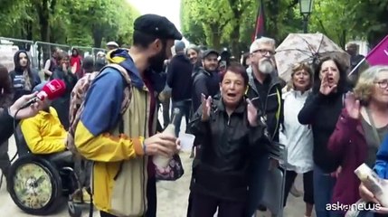 Francia, centinaia in strada festeggiano dopo la sfiducia a Bayrou