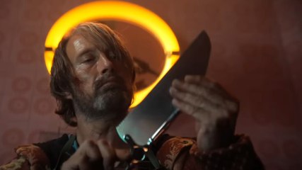 Dust Bunny: Im Horrorfilm des Hannibal-Schöpfers jagt Mads Mikkelsen die Monster unter dem Bett eines kleinen Mädchens