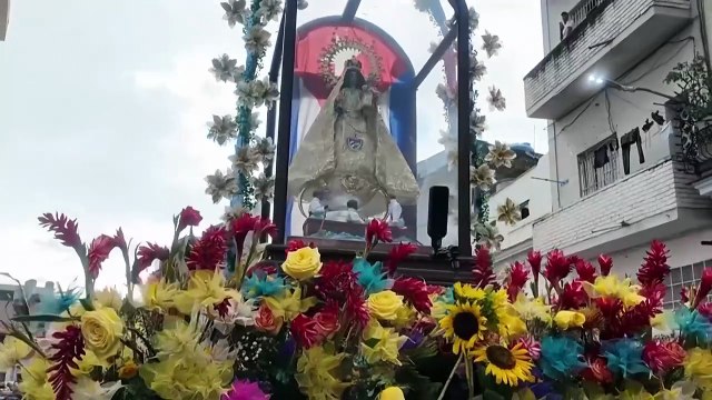 Centinaia di persone marciano all'Avana per la festa della patrona di Cuba