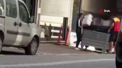 Kargo firması çalışanlarının paketleri fırlattığı anlar kamerada