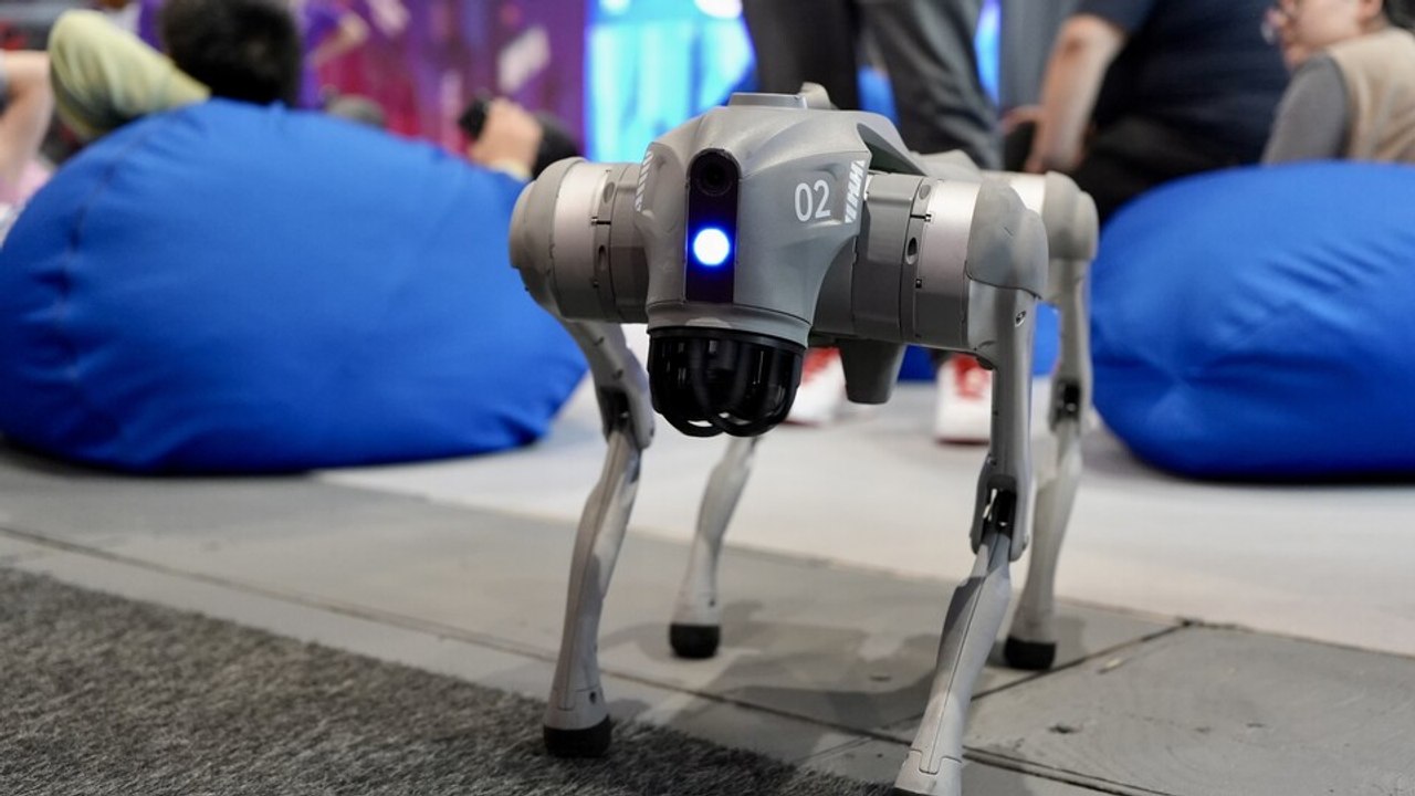 Roboter auf der IFA 2025: Ich durfte einen Robo-Dog per Controller über die Messe steuern!