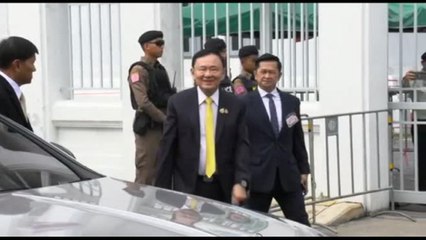 Thailandia, l'ex premier Thaksin portato in carcere