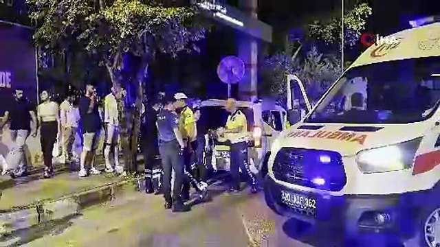 Otomobil 100 metre sürüklenip kaldırıma çarptı: 4 kişi yaralandı, 2 kişi olay yerinden kaçtı