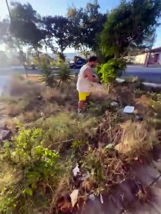 Messina, campo “George Floyd”: le istituzioni promettono ma... la pulizia la fanno i privati. Raccolti dieci sacchi di rifiuti