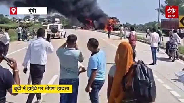 हाईवे पर भीषण हादसा, टक्कर के बाद बाइक-ट्रक जले, चालक की मौत