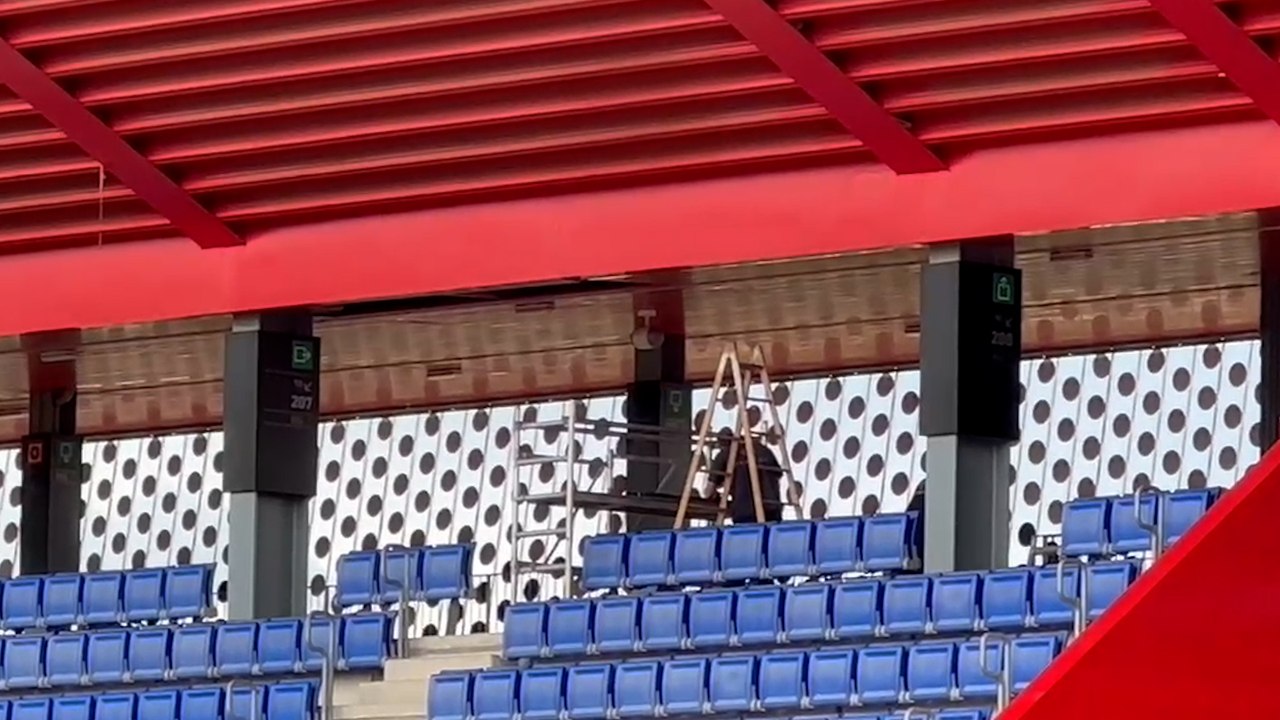 Operarios del estadio Johan Cruyff trabajan para instalar la cámara de la línea de gol