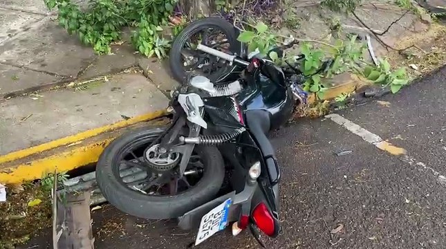 Acidente entre moto e carro deixa motociclista ferido na avenida Londrina, em Umuarama
