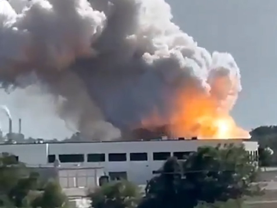 Feuer in Metallfabrik: Ätzende Asche gefährdet Anwohner