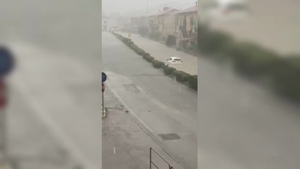 Maltempo in Toscana, nubifragio all'Elba: l'auto intrappolata nella strada diventata un fiume