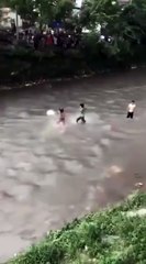 Nepal'de protestocular Maliye Bakanını nehirde dövdü!