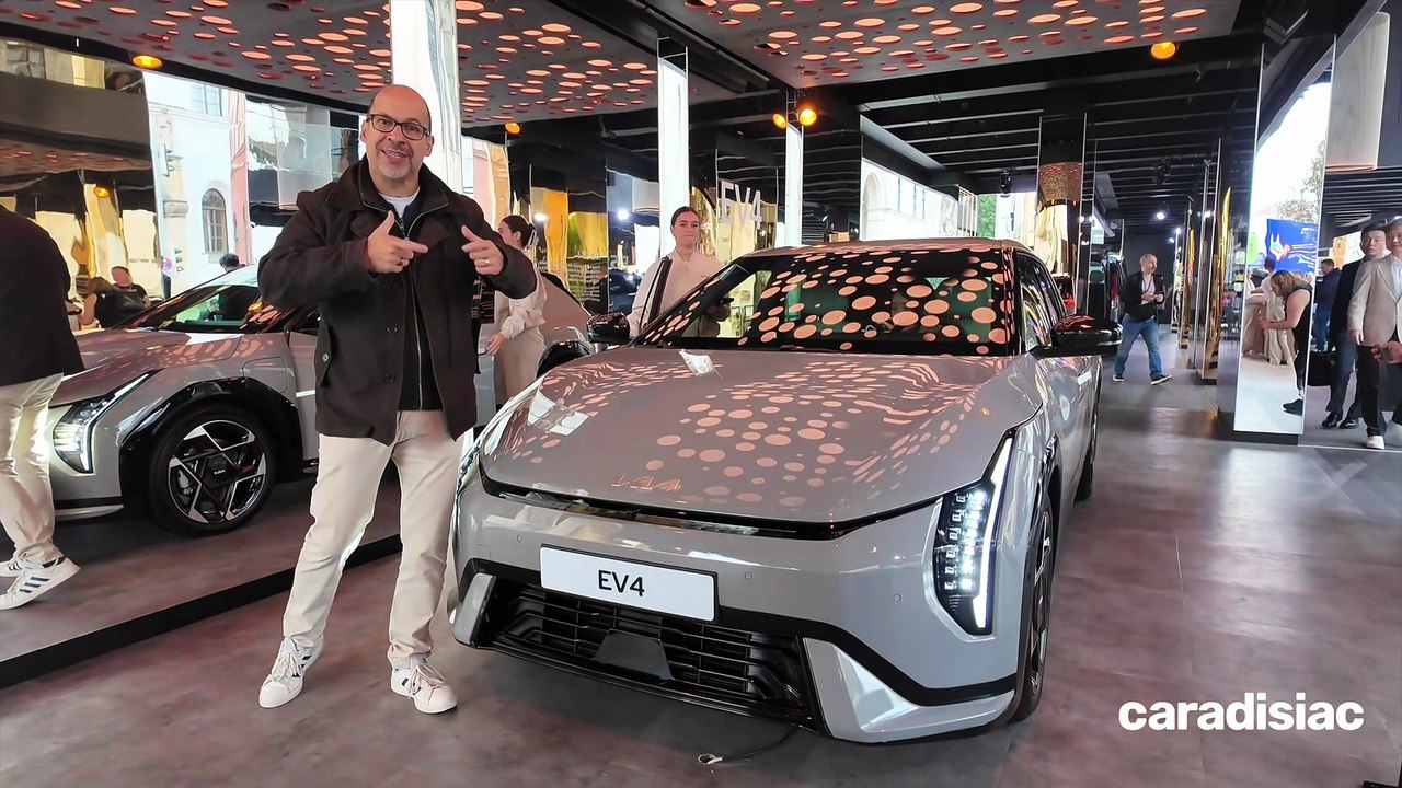 La Kia EV4 est une berline électrique au style décalé - En direct du salon de Munich