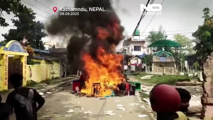 Il primo ministro del Nepal si dimette mentre i manifestanti incendiano le case dei politici