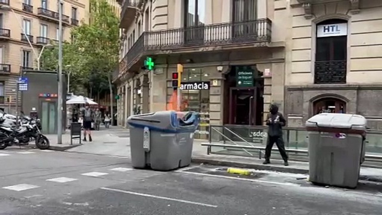 VÍDEO: Arde un contenedor en pleno centro de Barcelona