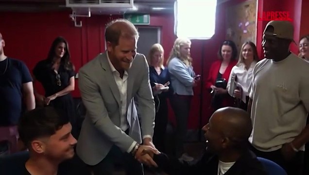 Harry nel Regno Unito, il Principe tra giovani rapper in uno studio di registrazione