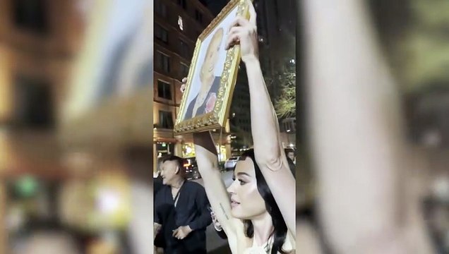 Katy Perry llegó a la Argentina y levantó un cuadro de Eva Perón