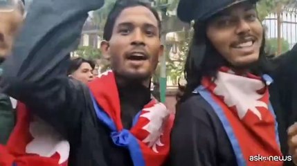Nepal nel caos, si dimette il primo ministro. È caccia ai politici