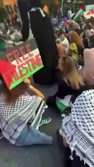 Un sionazi con cochazo intenta atropellar a unos manifestantes pro Palestina en Lausana, Suiza.