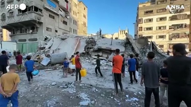 Gaza, palestinesi fra le macerie dopo l'ennesimo raid israeliano