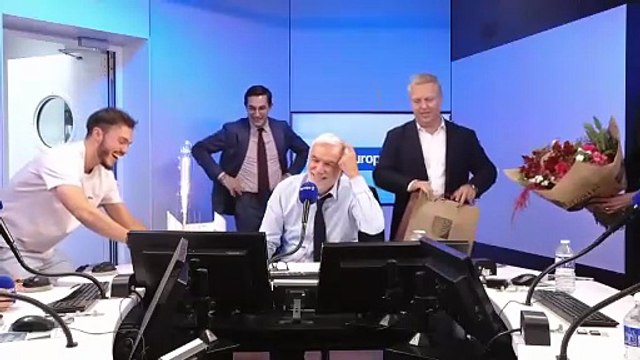 Europe 1 souhaite un joyeux anniversaire à Pascal Praud en direct !