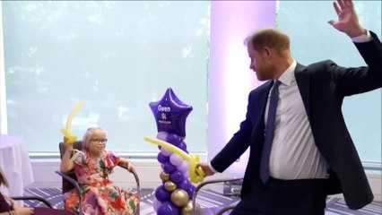El príncipe Harry 'pelea' con una niña de 9 años usando espadas de globos