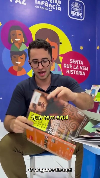 Thiago Medina em biblioteca no Ibura