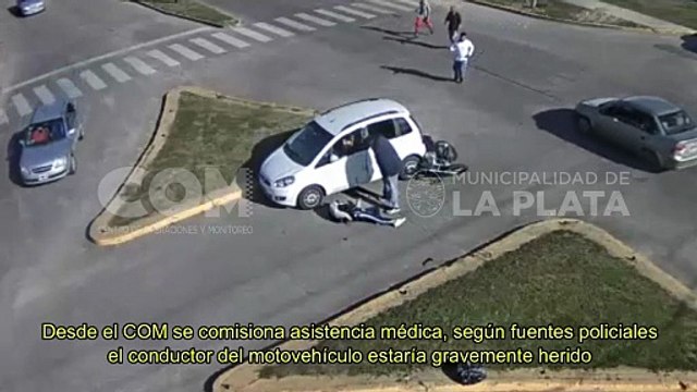 Impactante accidente en La Plata: motociclista voló por el aire en avenida 19