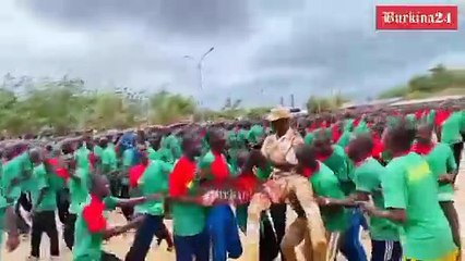 Koudougou : La joie des appelés en immersion patriotique obligatoire qui soulèvent leur formateur afin de célébrer leur sortie