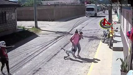 Niño se enredó en cables sueltos en la calle y casi es arrastrado por un camión, en Guaimaca