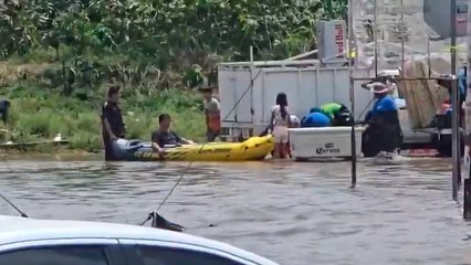 Guadalajara: fuertes lluvias e inundaciones provocan que pobladores se trasladen en lanchas y hasta kayak