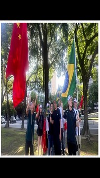 Usa bandeiras de grupos terroristas e de facções ai pode a extrema esquerda fala que é democracia