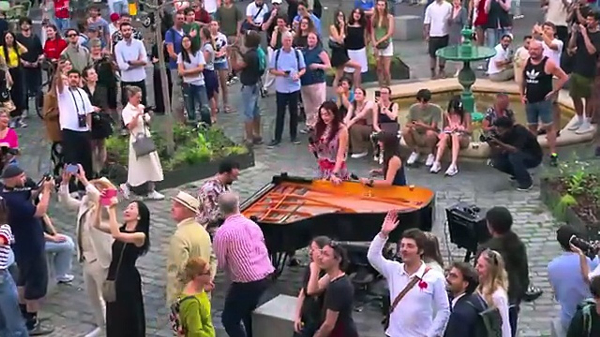 The most INSANE Bohemian Rhapsody Flashmob you will ever see - video  Dailymotion