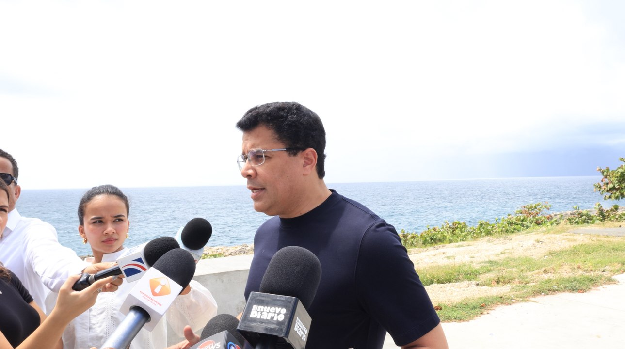 Ministro de Turismo supervisa trabajos en Malecón de Santo Domingo Este
