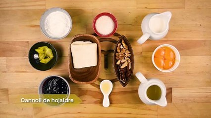 Cannoli de hojaldre relleno de crema pastelera