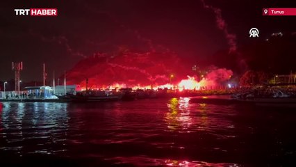 Küresel Sumud Filosu’na saldırının ardından Tunuslular gemiye destek için limanda toplandı