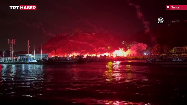 Küresel Sumud Filosu’na saldırının ardından Tunuslular gemiye destek için limanda toplandı