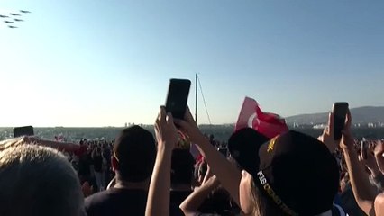 Türk Yıldızları ve SOLOTÜRK'ten İzmir'in kurtuluşunun 103. yılına özel gösteri