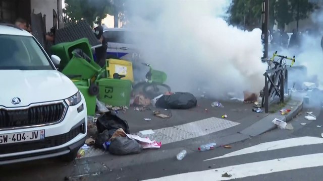 Bloquons tout : des tensions entre manifestants et policiers devant un lycée parisien