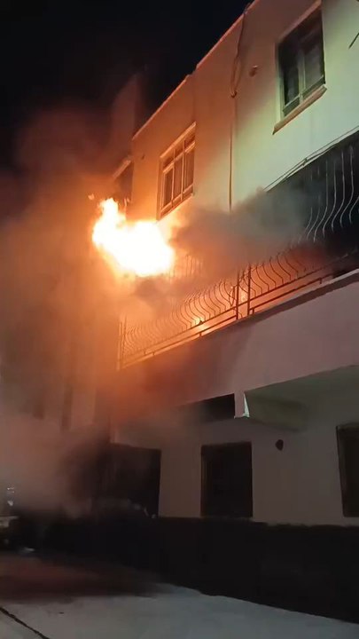 Eşiyle tartıştıktan sonra sinir krizi geçiren Osman K. isimli şahıs, kapıyı kilitleyip evi ateşe verdi. Alevler arasında baygın halde bulunan şahıs ağır yaralandı.