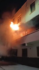 Eşiyle tartıştıktan sonra sinir krizi geçiren Osman K. isimli şahıs, kapıyı kilitleyip evi ateşe verdi. Alevler arasında baygın halde bulunan şahıs ağır yaralandı.