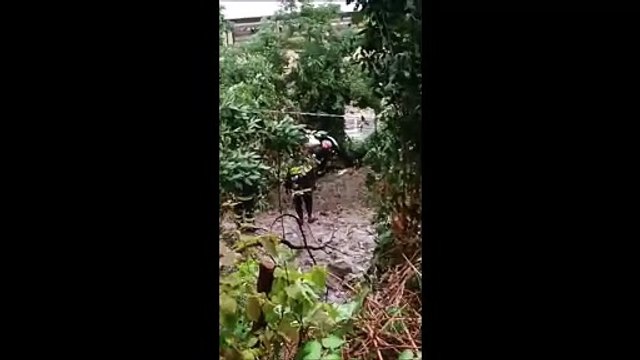 Maltempo a Como, strada frana per le forti piogge e trascina giù un'auto