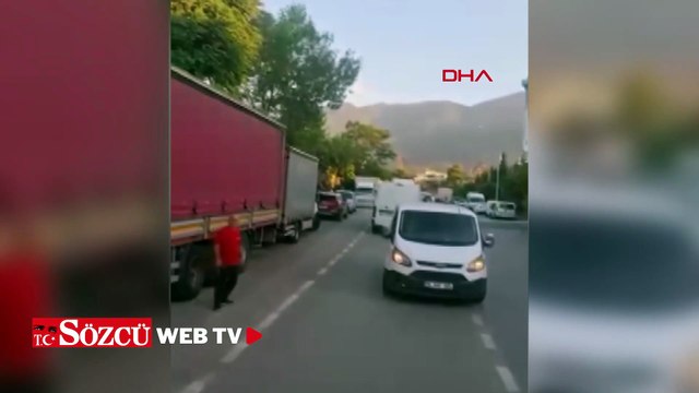 Sürücülerin ‘ters yön’ kavgası kamerada